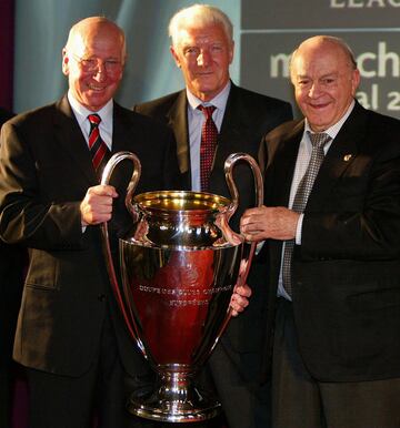 Bobby Charlton (izquierda), Bill Foulkes (centro) y Alfredo Di Stefano.