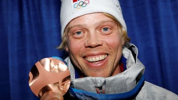 El esquiador noruego Audun Groevold posa con su medalla de bronce en ski cross en los Juegos Olímpicos de Invierno de Vancouver 2010.