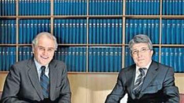 <b>CORDIALIDAD. </b>Ramón Calderón y Enrique Cerezo posan junto a la colección histórica de AS.