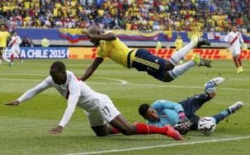 Pablo Armero salta por encima de Luis Advíncula y el portero Pedro Gallese.