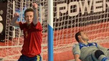 <b>ARQUERO EN TAILANDIA. </b>Alemao celebra el 2-1 haciendo como si lanzara una flecha.