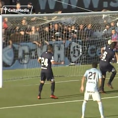 Cortocircuito mayúsculo: el defensa totalmente solo, sin presión y hace esto...