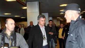 <b>20:15H. </b>Mourinho en Barajas, visiblemente cansado y enojado, junto uno de sus guardaespaldas.
