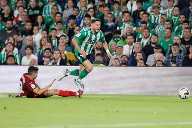 Pol¨¦mica en el derbi: hat-trick de tarjetas rojas del VAR