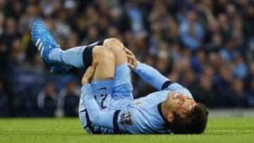 David Silva se queja en el suelo de su lesión.