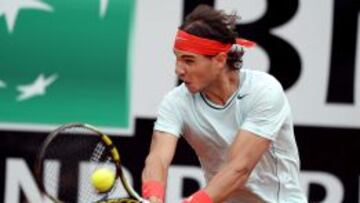 El tenista espa&ntilde;ol Rafael Nadal devuelve la bola a Ernests Gulbis.