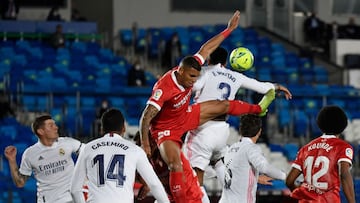 Sevilla&#039;s Brazilian defender Diego Carlos (L) vies with Real Madrid&#039;s Brazilian defender Eder Militao during the Spanish League football match between Real Madrid CF and Sevilla FC at the Alfredo di Stefano stadium in Valdebebas, on the outskirt