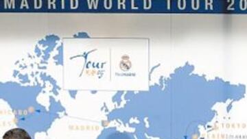 <b>DE GIRA. </b>Florentino Pérez saluda a Alberto Ruiz-Gallardón en la presentación del Tour 2005.