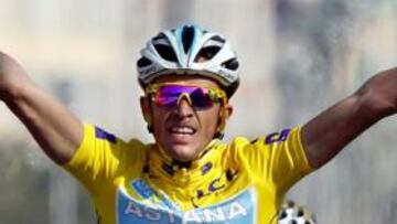 <b>SE ACABÓ. </b>Contador alza los brazos tras cruzar la meta en Niza.