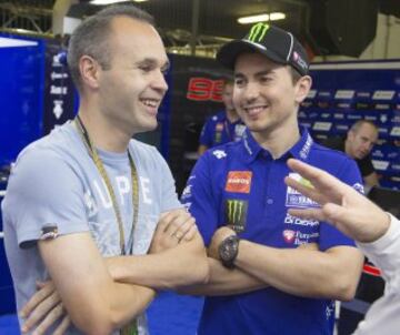 Andrés Iniesta visita los boxes de Yamaha y Honda
