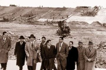 Antonio Labán -tercero de izquierda a derecha- fue presidente de Colo Colo y bajo su mandato se compraron los terrenos para construir el estadio Monumental (1956). En la imagen, los primeros trabajos para la construcción del recinto. Después asumió la ACF en 1962.