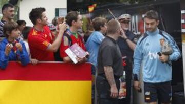 El delantero de la selecci&oacute;n espa&ntilde;ola de f&uacute;tbol, Adri&aacute;n L&oacute;pez, a su llegada al entrenamiento realizado hoy, 23 de mayo de 2012, por el combinado espa&ntilde;ol en Schruns (Austria).