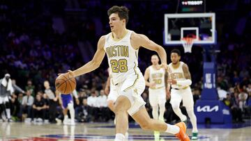 Hugo Gonzalez, alero de Boston Celtics, frente a Philadelphia 76ers.