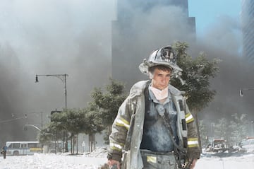 Un bombero de la ciudad de Nueva York no identificado se aleja de la Zona Cero.