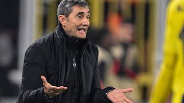 Athletic Bilbao's Spanish coach Ernesto Valverde reacts during the UEFA Europa League, football match between Fenerbahce SK and Athletic Bilbao at the Sukru Saracoglu Stadium in Istanbul on December 11, 2024. (Photo by KEMAL ASLAN / AFP)
