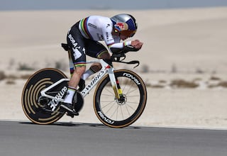 Evenepoel vuela en la contrarreloj de Abu Dabi y lidera el UAE Tour
