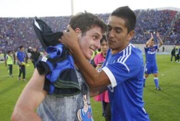 Angelo Henr&iacute;quez festeja su gol con la camiseta de &#039;Gok&uacute;&#039; de Diego Rivarola.