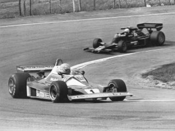 Niki Lauda, ex piloto austríaco. Fue campeón del mundo en 1975, 1977 y 1984, subcampeón en 1976, y cuarto en 1974 y 1978. Su primera victoria fue en el Gran Premio de España de 1974, y la última en el Gran Premio de los Países Bajos de 1985. A lo largo de su carrera en la máxima categoría pilotó para las escuderías March, BRM, Ferrari, Brabham y McLaren, acumulando 25 victorias y 54 podios.