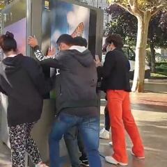 Un grupo de jóvenes de Logroño se organiza para limpiar los destrozos de los disturbios