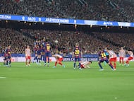 La victoria del Atlético de Madrid ante el Barcelona en la ida de cuartos de final de Champions League dejó polémica por un posible penal que no se sancionó a favor del Barça.