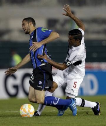 Lucas Simon recibe una falta de Salustiano Candia de Olimpia.