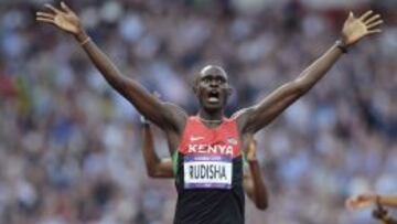 El keniano David Rudisha en el momento de batir el r&eacute;cord mundial de los 800 metros, en los Juegos de Londres 2012. Este s&aacute;bado reaparece en Eugene tras una lesi&oacute;n. 