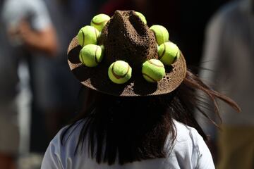 Los aficionados decoran sus gorros con pelotas de tenis.