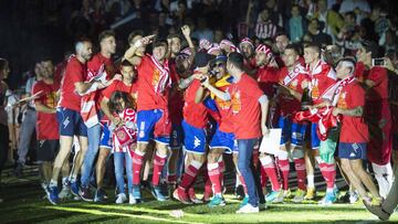 Los jugadores del Girona celebran su ascenso a Primera División tras empatar ante el Zaragoza y conseguir el punto que les faltaba para subir.