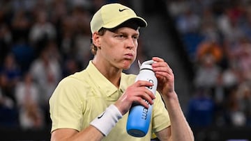 Italy's Jannik Sinner drinks during a break against Germany's Alexander Zverev during their men's singles final match on day fifteen of the Australian Open tennis tournament in Melbourne on January 26, 2025. (Photo by WILLIAM WEST / AFP) / -- IMAGE RESTRICTED TO EDITORIAL USE - STRICTLY NO COMMERCIAL USE --
