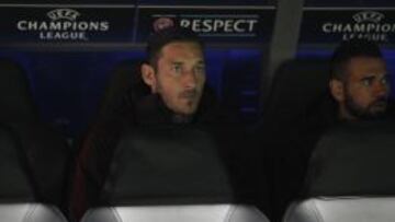 Francesco Totti, en el banquillo del Santiago Bernab&eacute;u durante el Real Madrid - Roma de Champions League.