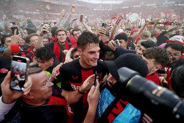 Patrik Schick, rodeado de seguidores, celebra la histórica gesta del Bayer Leverkusen con la consecución del primer título en la Bundesliga.