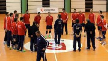 CONSIGNAS. Valero Rivera alecciona a sus jugadores durante el entrenamiento en Zaragoza en la v&iacute;spera del partido de octavos ante Serbia, que se jugar&aacute; hoy.