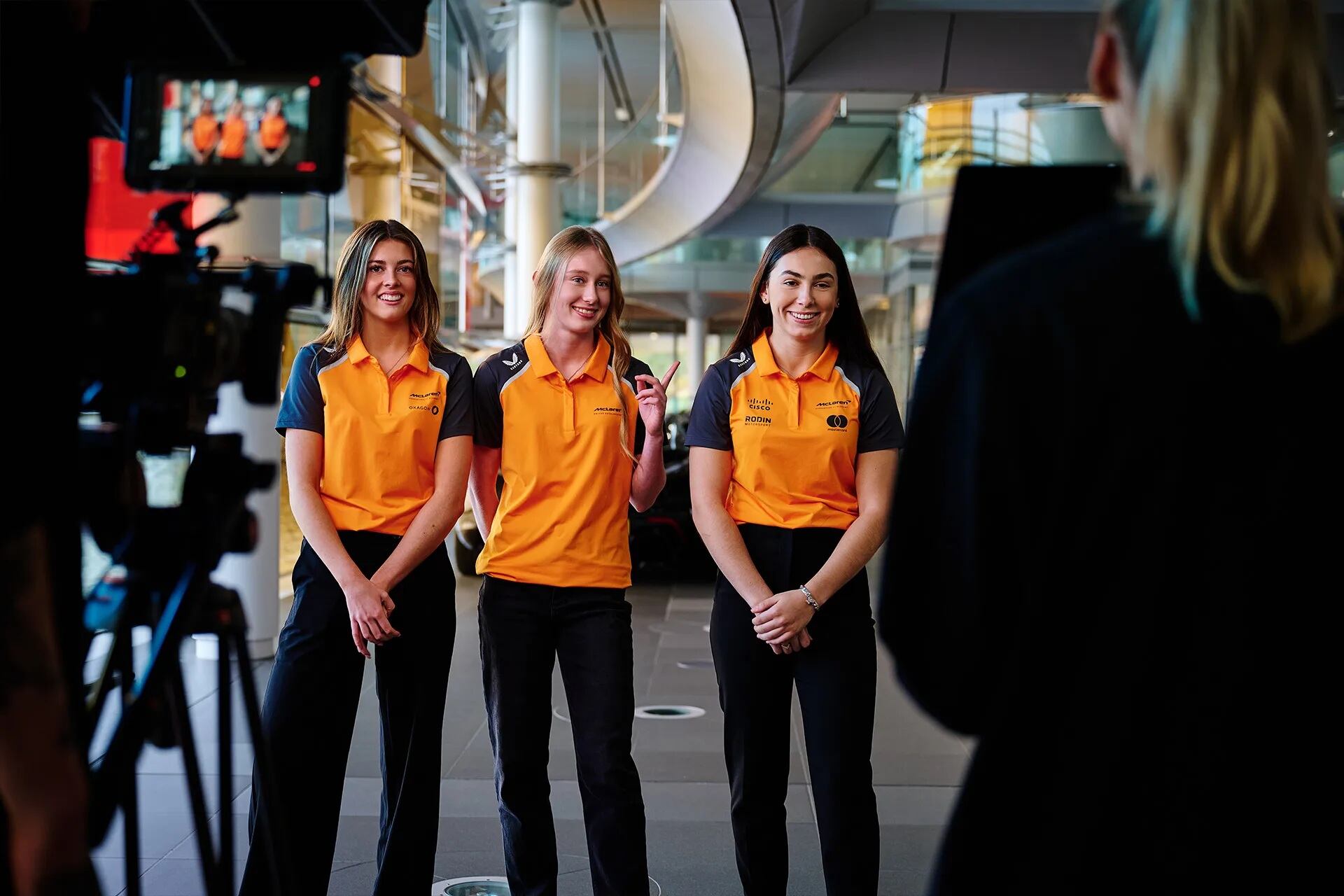 Ella Stevens, Ella Hakkinen y Ella Lloyd, pilotos de la academia de McLaren.