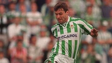 Luis M¨¢rquez fue un cl¨¢sico del Real Betis, un centrocampista que, despu¨¦s de salir de la cantera y de debutar en 1989 con el primer equipo, visti¨® durante diez temporadas la camiseta verdiblanca en 202 partidos: 166 de Liga, 32 de Copa, dos de Recopa y dos de la Copa de la UEFA, en los que marc¨® un total de 15 goles. En el mercado de invierno del curso 1999-00 se march¨® al Valladolid. Se retir¨® en 2005, tras pasar tambi¨¦n por el Pontevedra y el Ja¨¦n. El 17 de abril falleci¨® en su Sevilla natal a los 51 a?os. En su obituario, el Betis record¨® en que 1987 fue campe¨®n de Espa?a de infantil, en un tiempo en el que se le llamaba Schuster, por su parecido f¨ªsico y por su juego. El canterano tambi¨¦n gan¨® la Copa de Espa?a juvenil en 1989, en un equipo de b¨¦ticos de ensue?o, junto a Cu¨¦llar, Merino, Ca?as y R¨ªos.