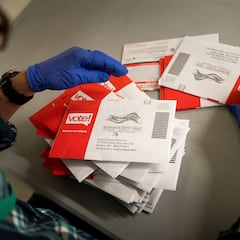 Esto es lo que sucede con tu voto por correo desde que lo entregas en la oficina de correos hasta el recuento