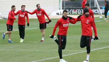 GRAF3315. MAJADAHONDA(MADRID) (ESPAÑA), 31/03/2018.-El delantero francés del Atletico de Madrid Antoine Griezmann (2i), el centrocampista Jorge Resurrección "Koke" (i), el defensa uruguayo Diego Godín (d), elcentrocam