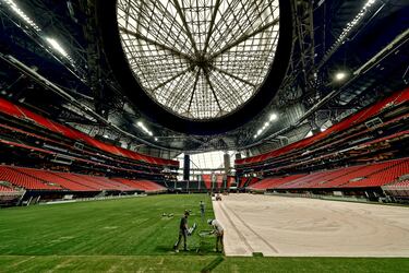Un grupo de trabajadores instala el césped natural para los partidos del Mundial de Clubes de la FIFA en el Estadio Mercedes-Benz de Atlanta, Georgia. El césped es una combinación de pasto azul de Kentucky y raigrás perenne. El primer partido del Mundial en este imponente estadio será el que enfrente al Chelsea contra Los Angeles FC, el 16 de junio. 