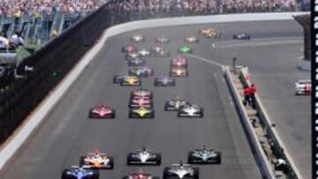 <b>INDY 500 DE 2011. </b>Serviá (coche azul de la izquierda) y justo por detrás Wheldon, vencedor final en Indianápolis, que falleció en Las Vegas.