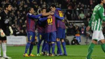 <b>SENTENCIA. </b>Los jugadores del Barça se abrazan después de que Messi marque el penalti.