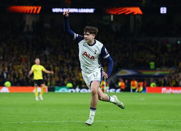 Mikey Moore, jugador del Tottenham, celebra el gol anotado ante el Elfsborg en Europa League.