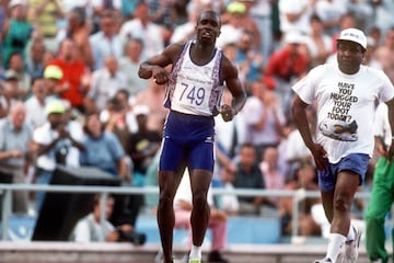 Jim Redmond nunca fue olímpico, pero pasó a la historia de los Juegos como el padre más famoso. En Barcelona 92, sobre la pista de atletismo del Estadio Olímpico de Montjuïc, su hijo Derek (Gran Bretaña, 1965) competía en las semifinales de los 400 metros cuando de golpe cayó al suelo y se destrozó el tendón de Aquiles. El atleta venía de ser oro en el Mundial de Tokio en los 4x400. Llorando y sin poder caminar, dando saltos sobre un pie por la calle 5, consciente de estaba ya eliminado, intentó acabar la carrera como pudo. Su padre saltó de la grada a ayudarle y ambos cruzaron la línea de meta abrazados, ante un aplauso ensordecer de los espectadores.