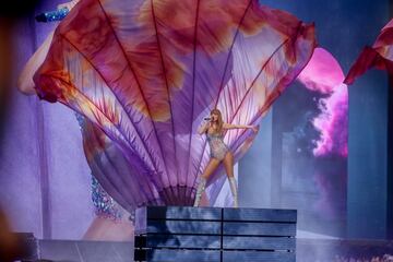 La cantante Taylor Swift durante la primera de sus dos actuaciones en el Estadio Santiago Bernab¨¦u.