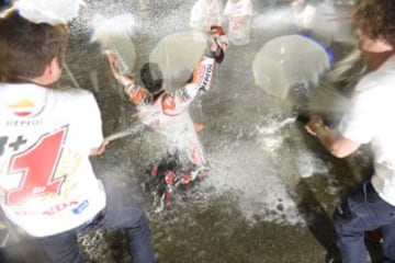 Márquez ganó su segundo mundial en MotoGP (cuarto mundial en total) en el Gran Premio de Japón. En la imagen, Marc Márquez celebra la victoria en Motegi.