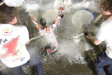 Márquez ganó su segundo mundial en MotoGP (cuarto mundial en total) en el Gran Premio de Japón. En la imagen, Marc Márquez celebra la victoria en Motegi. 