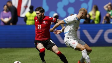 Hamburg (Germany), 22/06/2024.- Giorgi Tsitaishvili (L) of Georgia and Vaclav Cerny of the Czech Republic in action during the UEFA EURO 2024 group F soccer match between Georgia and Czech Republic, in Hamburg, Germany, 22 June 2024. (República Checa, Alemania, Hamburgo) EFE/EPA/ROBERT GHEMENT