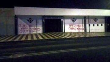 Pintadas contra el Consejo en la Ciudad Deportiva del Betis