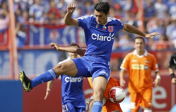 Con la UC ganó la Primera División en 2010, en tanto que con la U ganó la Primera División 1999, la Copa Chile 2000, Primera División 2000, el Torneo Apertura 2011, la Copa Sudamericana 2011 y el Torneo Clausura 2011.