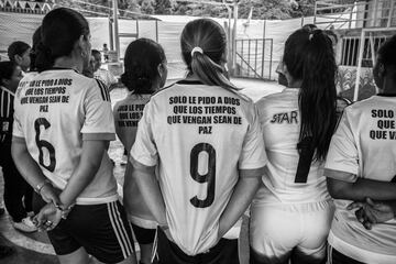 El fotógrafo colombiano realizó una serie fotográfica en la cual narra la historia de excombatientes de las FARC que juegan al fútbol frente a pobladores locales de la zona y soldados de las Fuerzas Armadas de Colombia. 