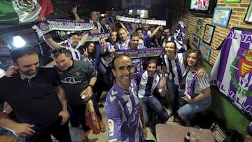 En la distancia. Los miembros de la peña del Real Valladolid en Madrid en el ‘Rincón abulense’.