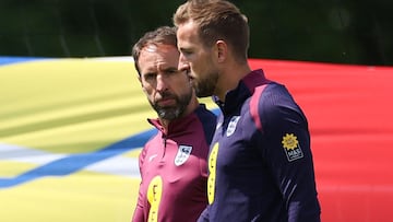 Gareth Southgate y Harry Kane, entrenador y jugador de la Selección inglesa, durante una sesión de entrenamiento.